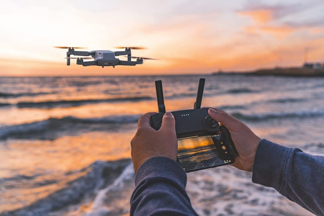 Drohnen-Fernbedienung-mit-Smartphone-Halterung