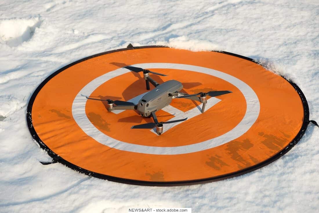 Drohne auf Landepad im Schnee starten und landen